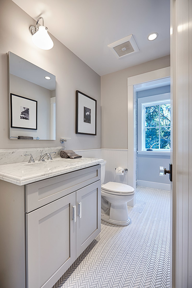 Diseño de cuarto de baño campestre con puertas de armario grises, baldosas y/o azulejos blancos, baldosas y/o azulejos en mosaico, paredes grises y suelo con mosaicos de baldosas