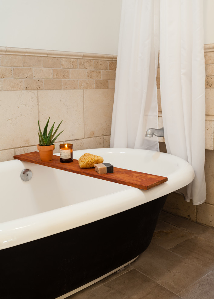 Стильный дизайн: главная ванная комната среднего размера в стиле фьюжн с отдельно стоящей ванной, плиткой из травертина, белыми стенами, шторкой для ванной, душем над ванной, бежевой плиткой, полом из керамогранита и серым полом - последний тренд