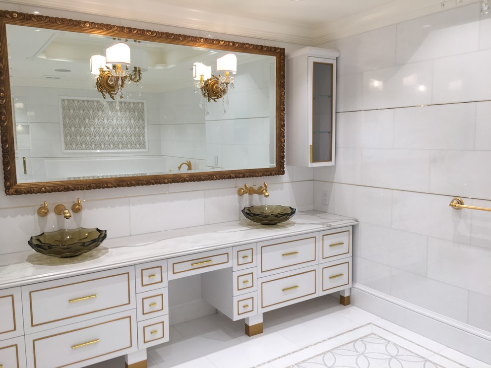 Réalisation d'une salle de bain méditerranéenne avec des portes de placard blanches, WC suspendus, un carrelage blanc, du carrelage en marbre, un mur blanc, un sol en marbre, une vasque, un plan de toilette en quartz modifié, un sol blanc et un plan de toilette blanc.