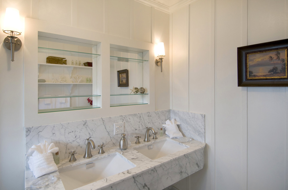 Inspiration för maritima badrum med dusch, med öppna hyllor, vita skåp och marmorbänkskiva