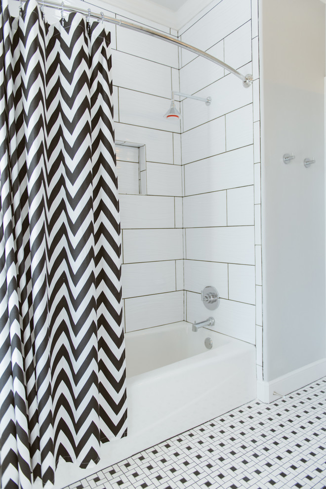 Пример оригинального дизайна: главная ванная комната среднего размера в стиле фьюжн с фасадами с утопленной филенкой, белыми фасадами, ванной в нише, душем над ванной, раздельным унитазом, черно-белой плиткой, плиткой мозаикой, серыми стенами, полом из мозаичной плитки, врезной раковиной и столешницей из талькохлорита