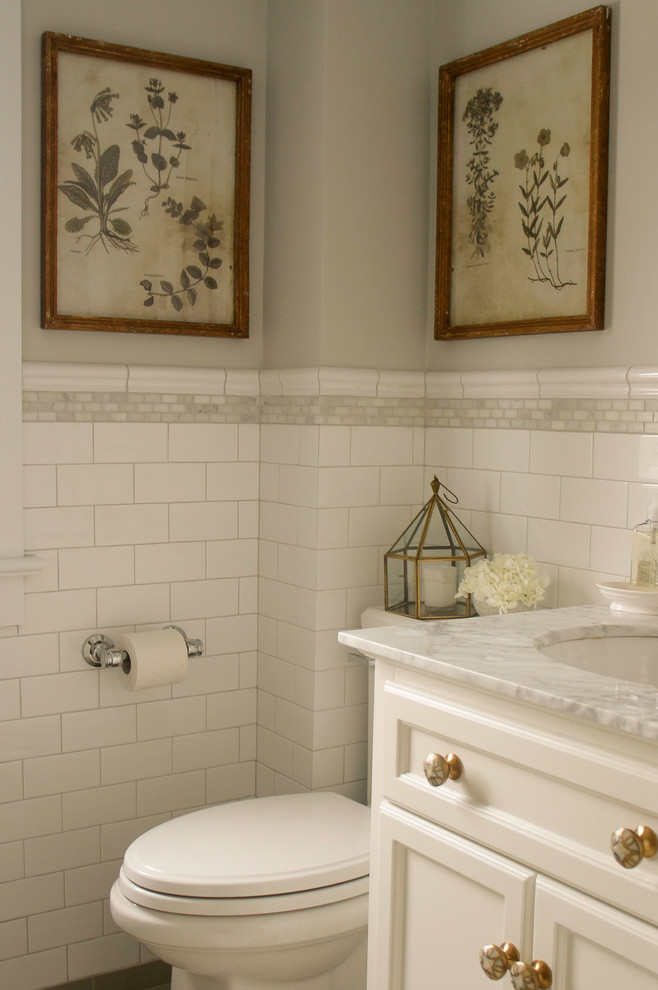 Idéer för ett litet klassiskt en-suite badrum, med ett undermonterad handfat, skåp i shakerstil, vita skåp, marmorbänkskiva, ett badkar i en alkov, en dusch/badkar-kombination, en toalettstol med hel cisternkåpa, vit kakel, tunnelbanekakel, grå väggar och klinkergolv i porslin