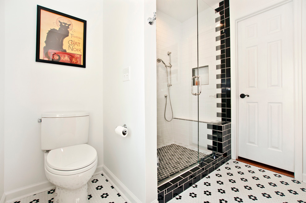 Bild på ett mellanstort eklektiskt en-suite badrum, med möbel-liknande, skåp i mörkt trä, en dusch i en alkov, en toalettstol med separat cisternkåpa, svart och vit kakel, keramikplattor, vita väggar, klinkergolv i keramik, ett undermonterad handfat och granitbänkskiva