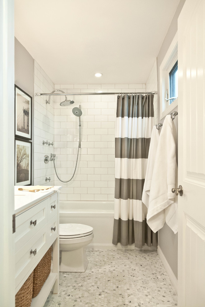 Idee per una stanza da bagno chic con vasca ad alcova, vasca/doccia e pavimento con piastrelle a mosaico