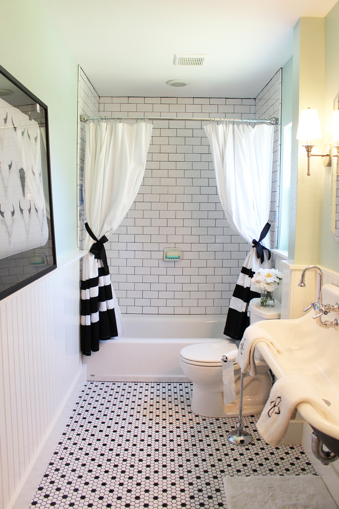 Ejemplo de cuarto de baño clásico con lavabo de seno grande, bañera empotrada, baldosas y/o azulejos de cerámica, paredes verdes y suelo de baldosas de cerámica