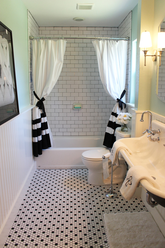 Foto di una stanza da bagno tradizionale con lavabo rettangolare, vasca ad alcova, piastrelle bianche, piastrelle in ceramica, pareti verdi e pavimento con piastrelle in ceramica