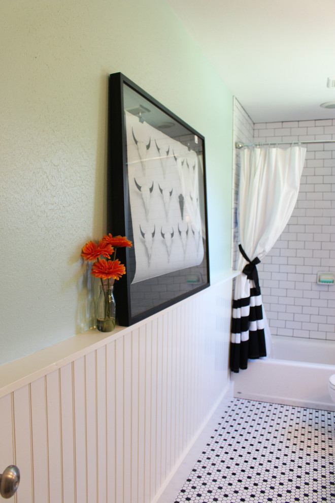 Immagine di una stanza da bagno classica con lavabo rettangolare, vasca ad alcova, piastrelle in ceramica, pareti verdi e pavimento con piastrelle in ceramica