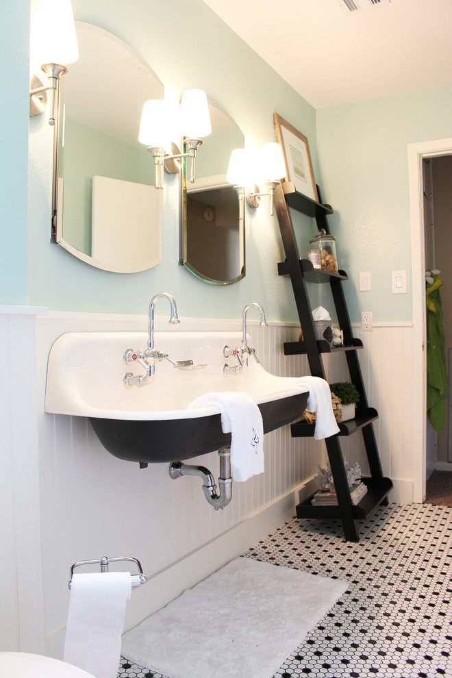 Klassisches Badezimmer mit Trogwaschbecken, Badewanne in Nische, Keramikfliesen, grüner Wandfarbe und Keramikboden in Houston