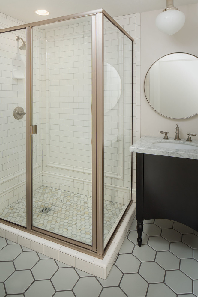 Cette photo montre une douche en alcôve chic avec des portes de placard noires, un plan de toilette en marbre, un carrelage blanc, un carrelage métro et un placard à porte plane.