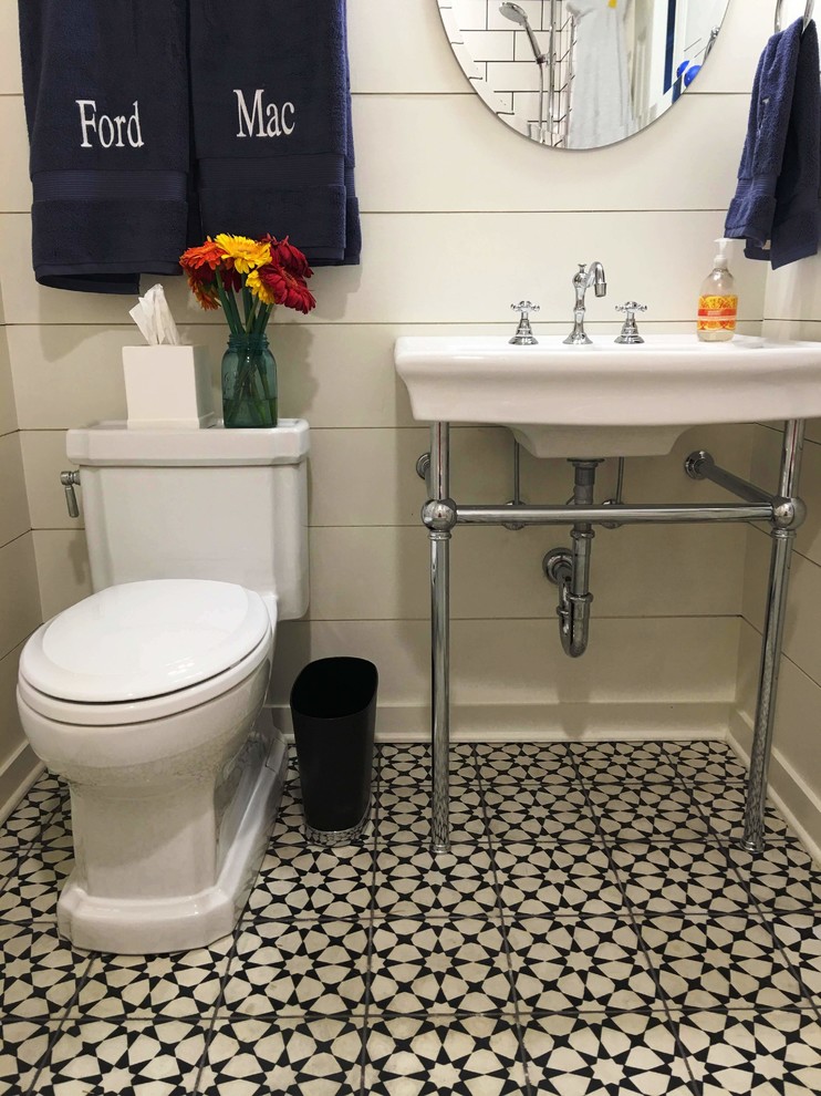 Idéer för små lantliga badrum med dusch, med en toalettstol med separat cisternkåpa, vita väggar, klinkergolv i keramik och ett piedestal handfat