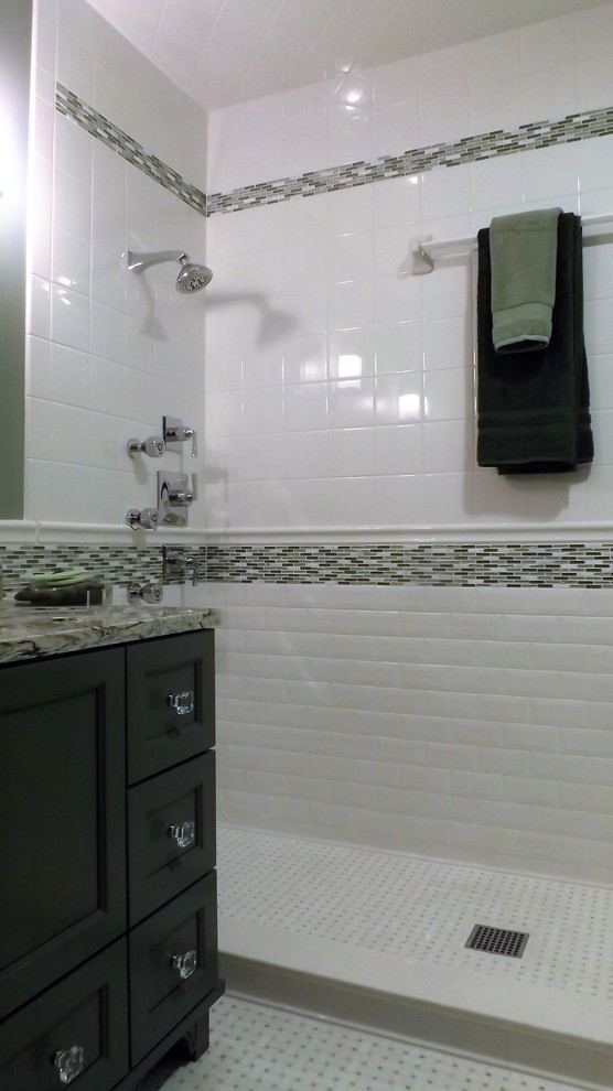 Идея дизайна: ванная комната среднего размера в классическом стиле с серыми фасадами, двойным душем, унитазом-моноблоком, белой плиткой, керамической плиткой, зелеными стенами, мраморным полом, врезной раковиной, столешницей из кварцита, фасадами островного типа, белым полом и душем с раздвижными дверями