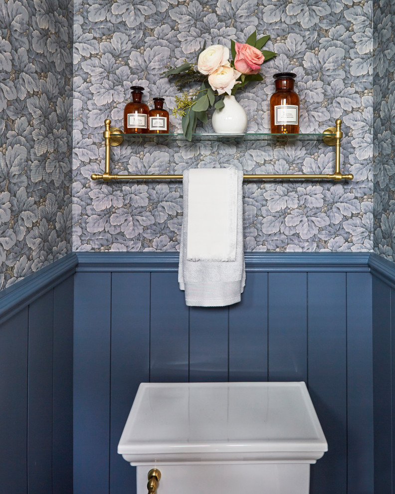 Пример оригинального дизайна: маленькая ванная комната в классическом стиле с раздельным унитазом, синими стенами, полом из мозаичной плитки, подвесной раковиной, разноцветным полом, тумбой под одну раковину, стенами из вагонки, белой столешницей и напольной тумбой для на участке и в саду