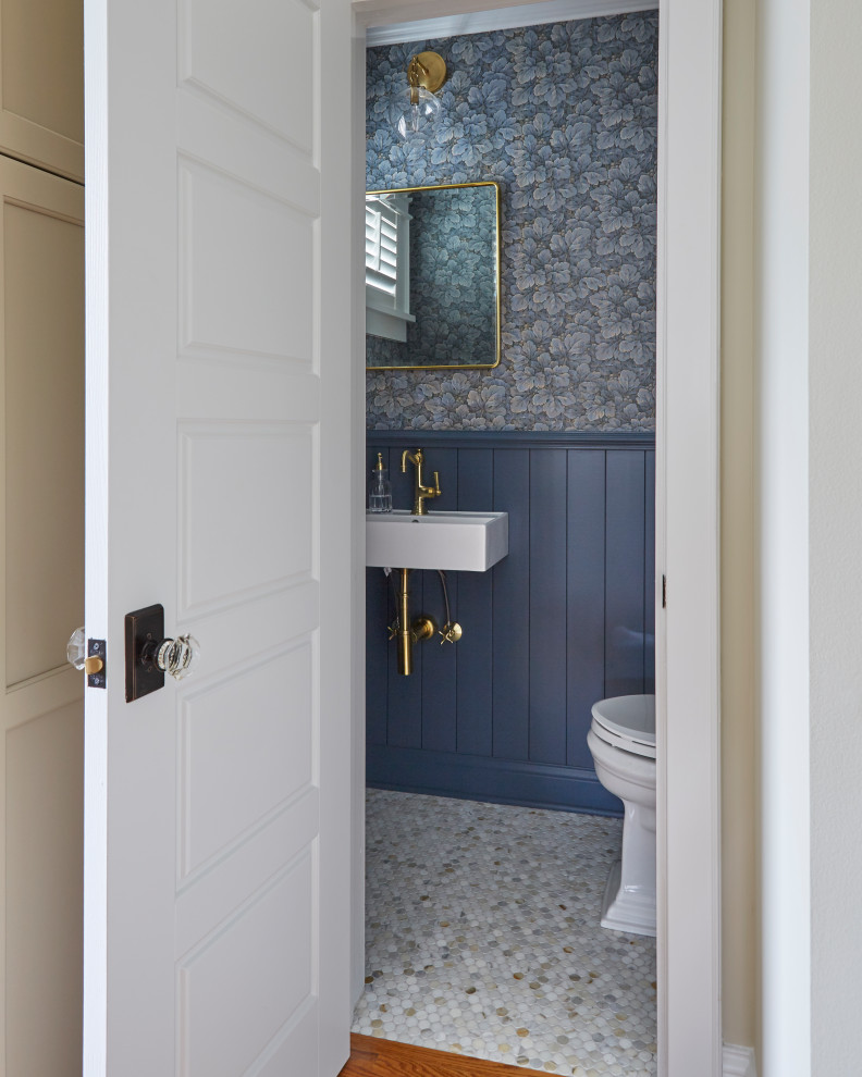 На фото: маленькая ванная комната в классическом стиле с раздельным унитазом, синими стенами, полом из мозаичной плитки, подвесной раковиной, разноцветным полом, тумбой под одну раковину, стенами из вагонки, белой столешницей и напольной тумбой для на участке и в саду