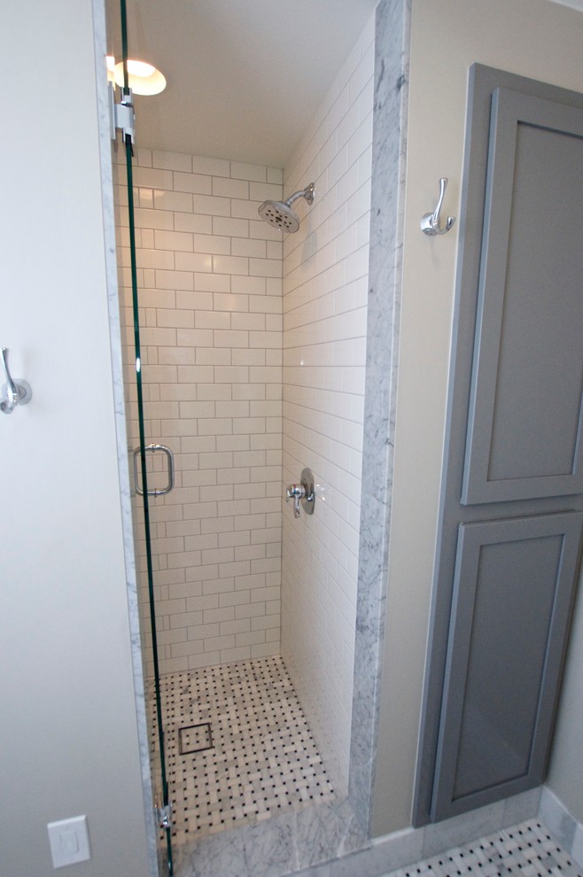 Cette photo montre une petite salle de bain victorienne avec un lavabo encastré, un placard à porte shaker, des portes de placard grises, un plan de toilette en marbre, WC à poser, un carrelage blanc, un carrelage métro, un mur gris et un sol en carrelage de terre cuite.