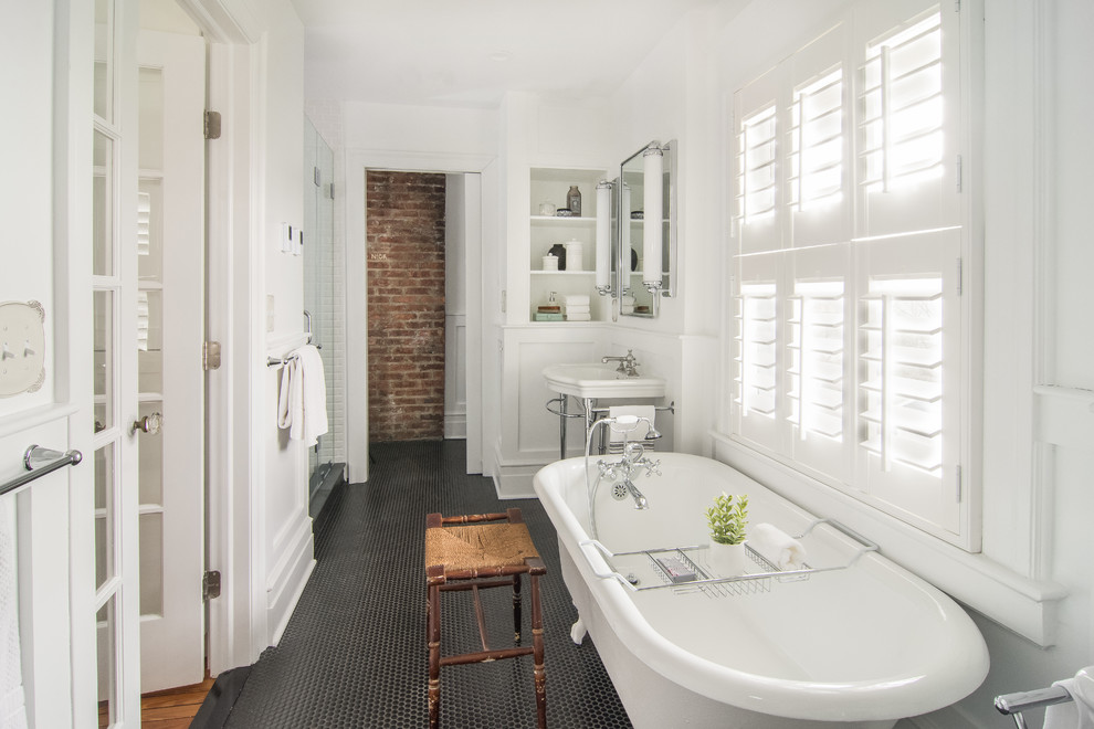 Cette image montre une salle de bain principale traditionnelle de taille moyenne avec un mur blanc, un sol noir, une baignoire sur pieds, une douche double, un sol en carrelage de porcelaine, un lavabo de ferme et une cabine de douche à porte battante.