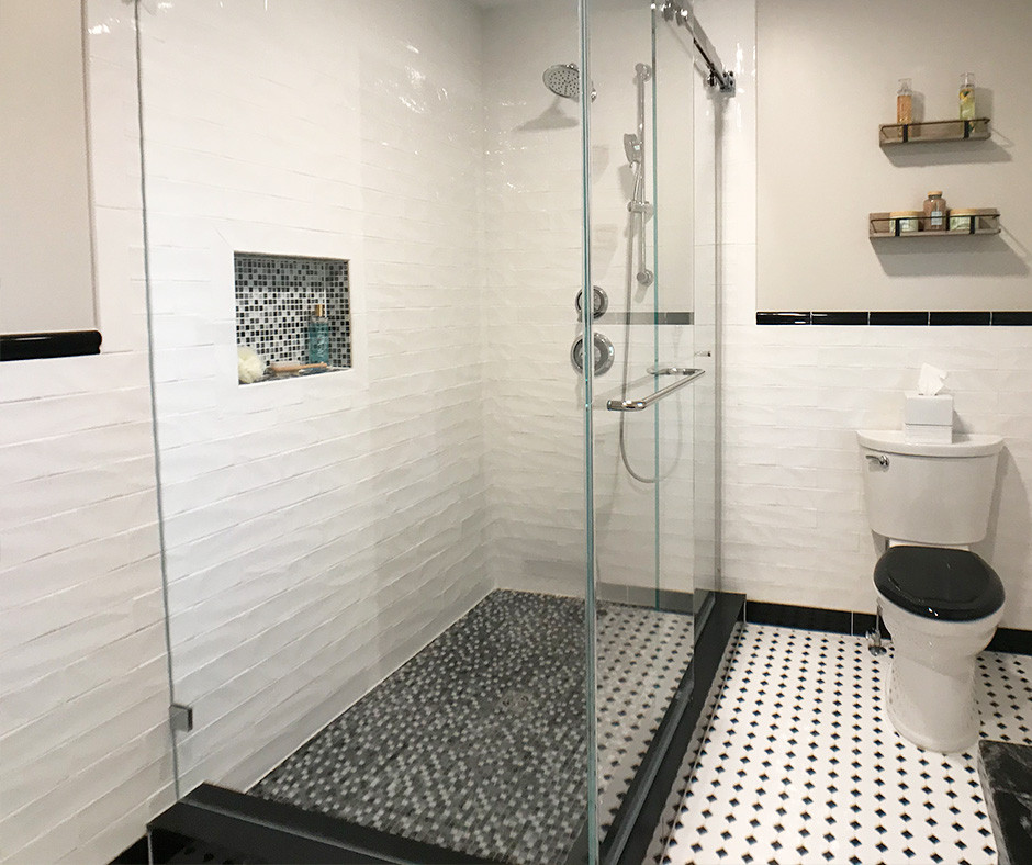 Inspiration för ett lantligt badrum, med en öppen dusch, vit kakel, keramikplattor, beige väggar, mosaikgolv, vitt golv och med dusch som är öppen