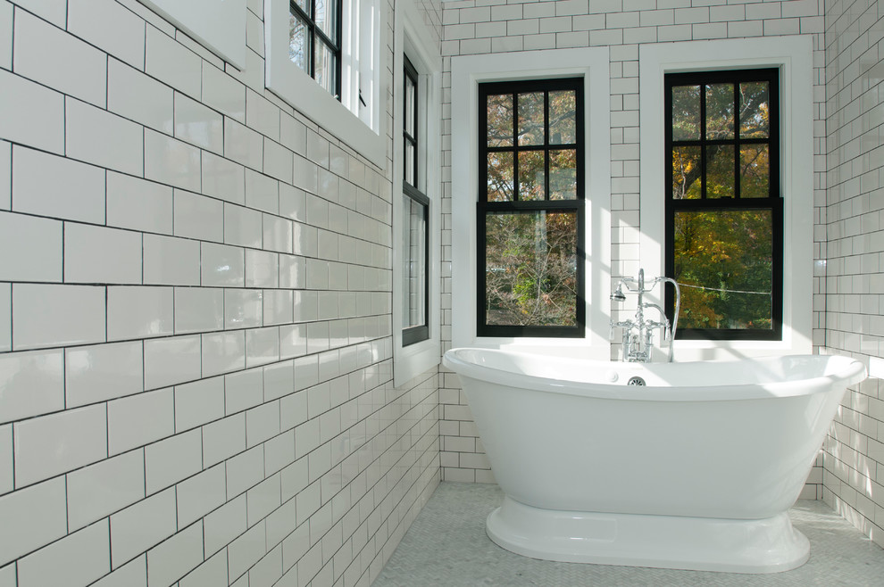 Idéer för att renovera ett mellanstort rustikt en-suite badrum, med ett nedsänkt handfat, marmorbänkskiva, vit kakel, tunnelbanekakel, vita väggar, klinkergolv i keramik, öppna hyllor, skåp i mellenmörkt trä, ett fristående badkar, en öppen dusch och en toalettstol med separat cisternkåpa