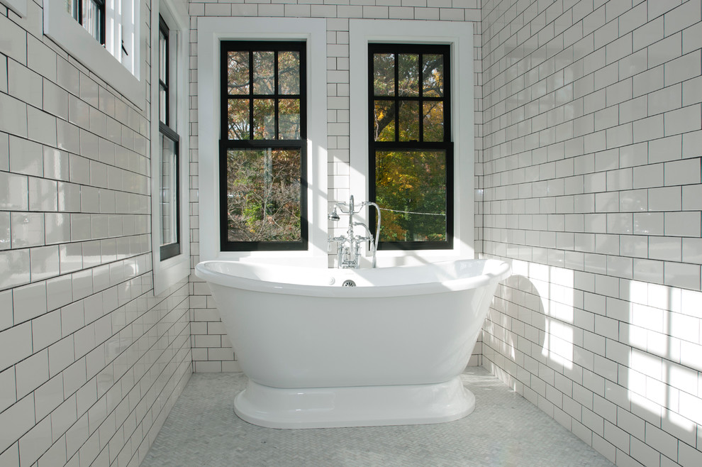 Bild på ett mellanstort vintage en-suite badrum, med ett nedsänkt handfat, marmorbänkskiva, ett fristående badkar, vit kakel, tunnelbanekakel, vita väggar, klinkergolv i keramik, öppna hyllor, skåp i mellenmörkt trä, en öppen dusch och en toalettstol med separat cisternkåpa
