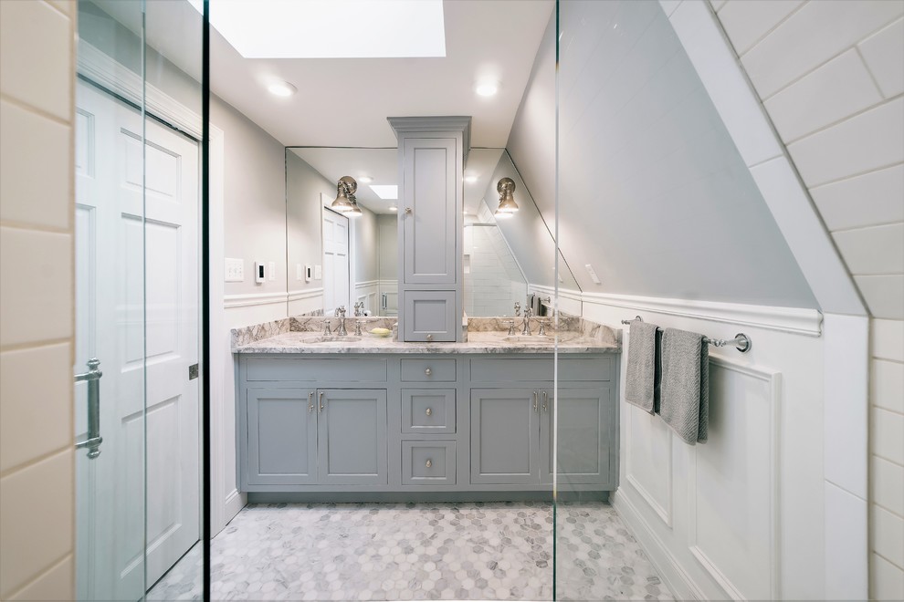 Bild på ett mellanstort eklektiskt en-suite badrum, med luckor med profilerade fronter, grå skåp, en kantlös dusch, en toalettstol med separat cisternkåpa, vit kakel, porslinskakel, grå väggar, marmorgolv, ett undermonterad handfat, marmorbänkskiva, flerfärgat golv och dusch med gångjärnsdörr