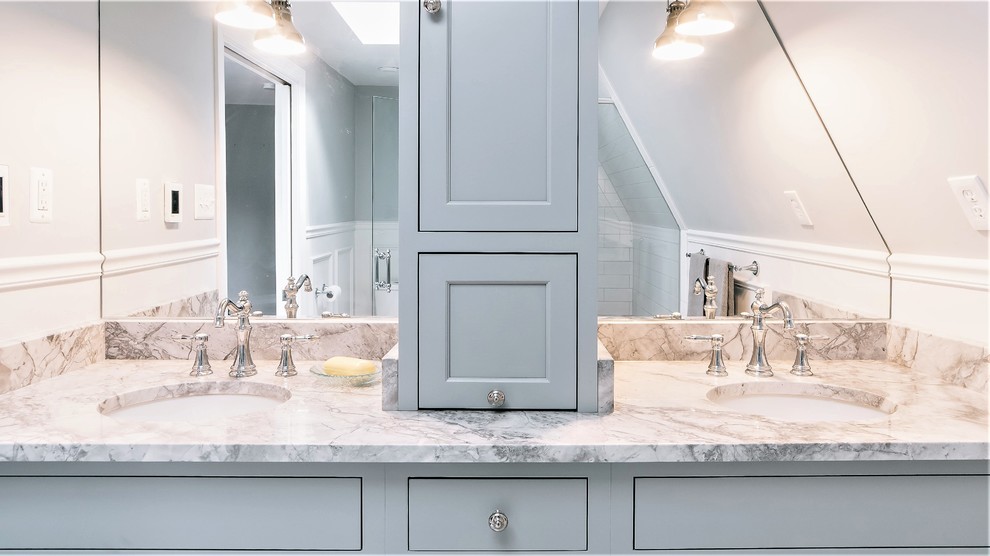 Eklektisk inredning av ett mellanstort en-suite badrum, med luckor med profilerade fronter, grå skåp, en kantlös dusch, en toalettstol med separat cisternkåpa, vit kakel, porslinskakel, grå väggar, marmorgolv, ett undermonterad handfat, marmorbänkskiva, flerfärgat golv och dusch med gångjärnsdörr