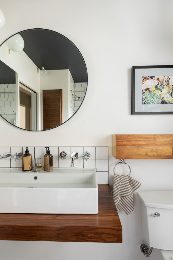 サクラメントにあるミッドセンチュリースタイルのおしゃれな浴室の写真