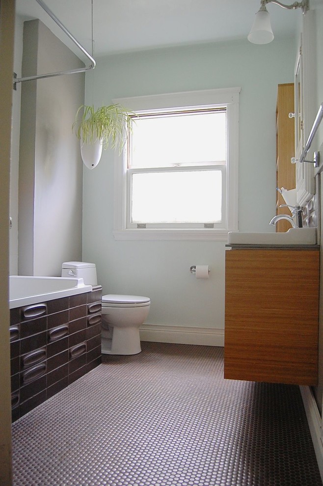 Стильный дизайн: маленькая ванная комната в стиле фьюжн с плоскими фасадами, фасадами цвета дерева среднего тона, накладной ванной, душем над ванной, унитазом-моноблоком, коричневой плиткой, керамической плиткой, синими стенами, полом из мозаичной плитки, накладной раковиной, коричневым полом, открытым душем, серой столешницей, нишей и тумбой под одну раковину для на участке и в саду - последний тренд