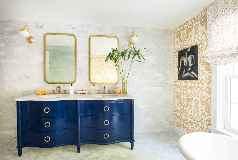 Стильный дизайн: большая главная ванная комната в стиле неоклассика (современная классика) с фасадами островного типа, синими фасадами, ванной на ножках, угловым душем, белой плиткой, каменной плиткой, мраморным полом, врезной раковиной, мраморной столешницей, разноцветными стенами и серым полом - последний тренд