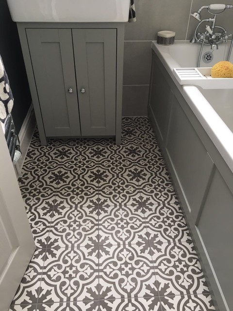 Vintage modern pattern tile bathroom - Shabby-Chic-Style - Badezimmer -  Sussex - von Coastline Bathrooms Kitchens & Tiles | Houzz