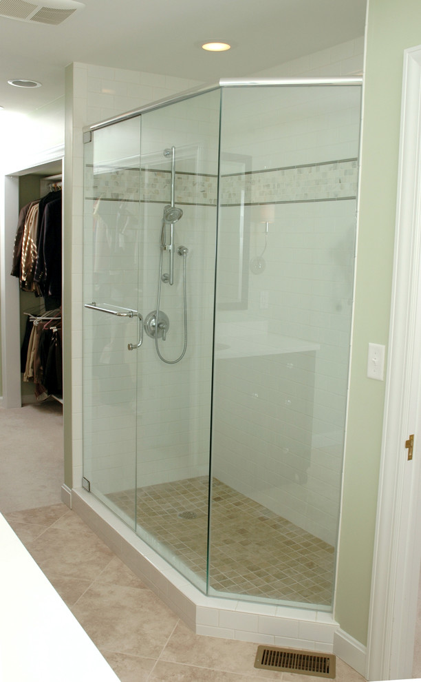 Mittelgroßes Klassisches Badezimmer En Suite mit Duschnische, weißen Fliesen, Metrofliesen, grüner Wandfarbe und Keramikboden in Cincinnati
