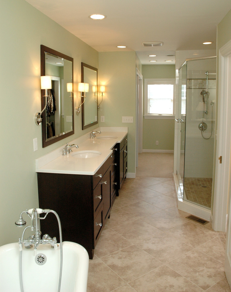 Идея дизайна: главная ванная комната среднего размера в классическом стиле с врезной раковиной, фасадами с утопленной филенкой, темными деревянными фасадами, угловой ванной, душем в нише, зелеными стенами и полом из керамической плитки