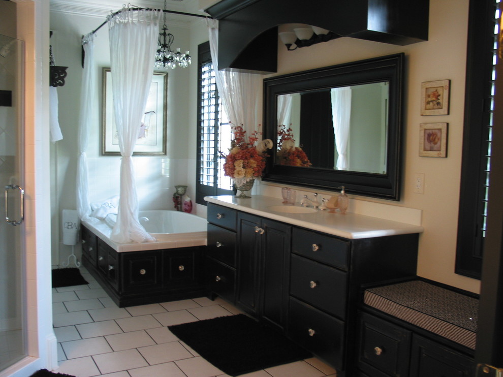 アトランタにあるシャビーシック調のおしゃれな浴室の写真