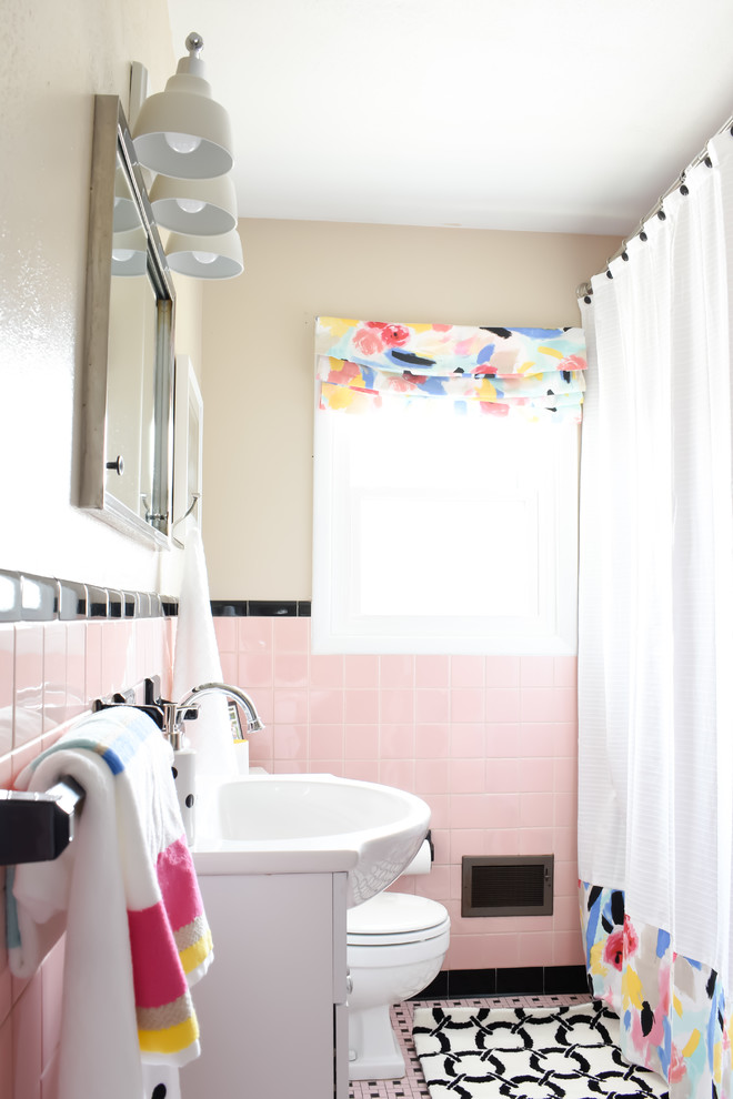 Ispirazione per una stanza da bagno per bambini minimalista di medie dimensioni con vasca da incasso, piastrelle beige, piastrelle in ceramica, pareti rosa, pavimento con piastrelle in ceramica e pavimento rosa