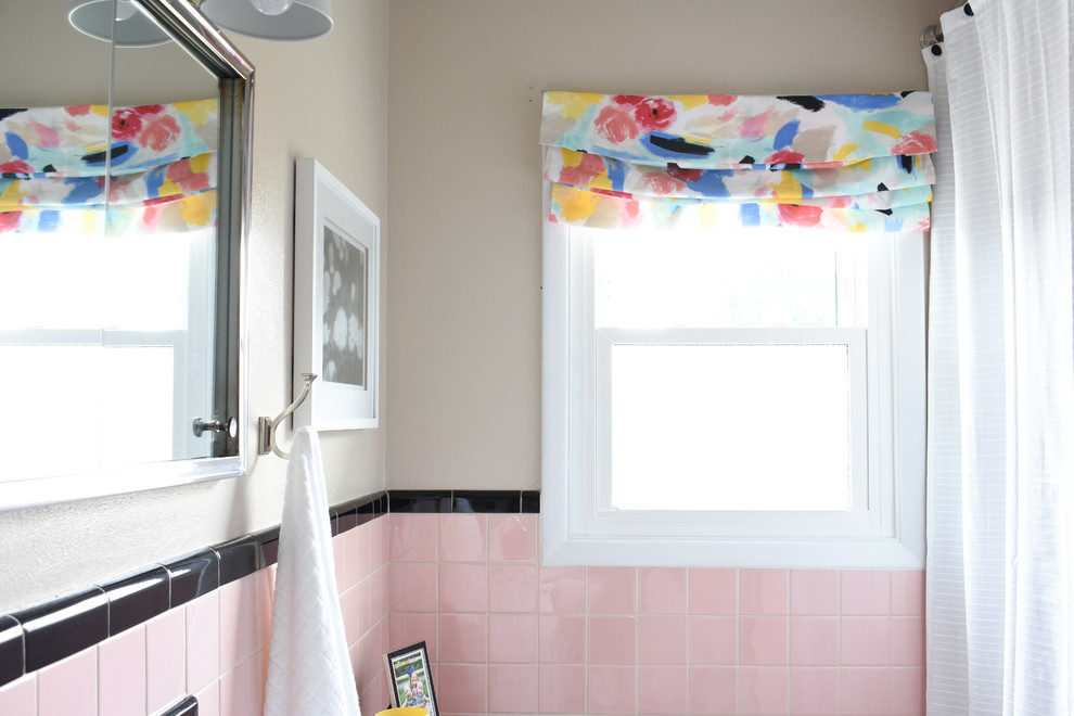 Foto de cuarto de baño infantil retro de tamaño medio con bañera encastrada, baldosas y/o azulejos beige, baldosas y/o azulejos de cerámica, paredes rosas, suelo de baldosas de cerámica y suelo rosa