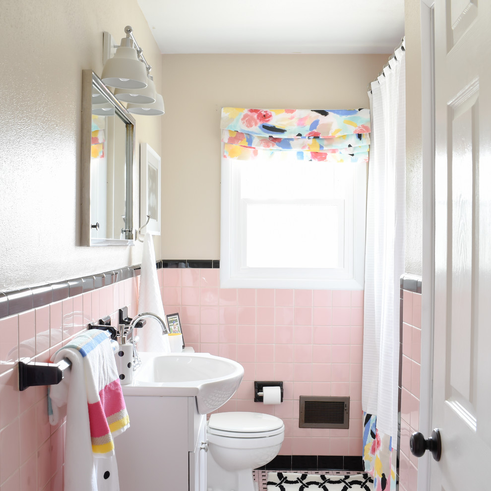 Aménagement d'une salle de bain rétro de taille moyenne pour enfant avec une baignoire posée, un carrelage beige, des carreaux de céramique, un mur rose, un sol en carrelage de céramique et un sol rose.