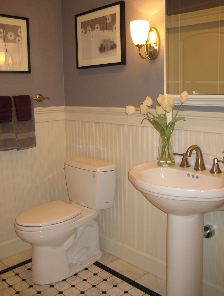 Modelo de cuarto de baño clásico pequeño con lavabo con pedestal, sanitario de dos piezas, baldosas y/o azulejos blancos, baldosas y/o azulejos de piedra, paredes púrpuras, suelo de mármol y aseo y ducha