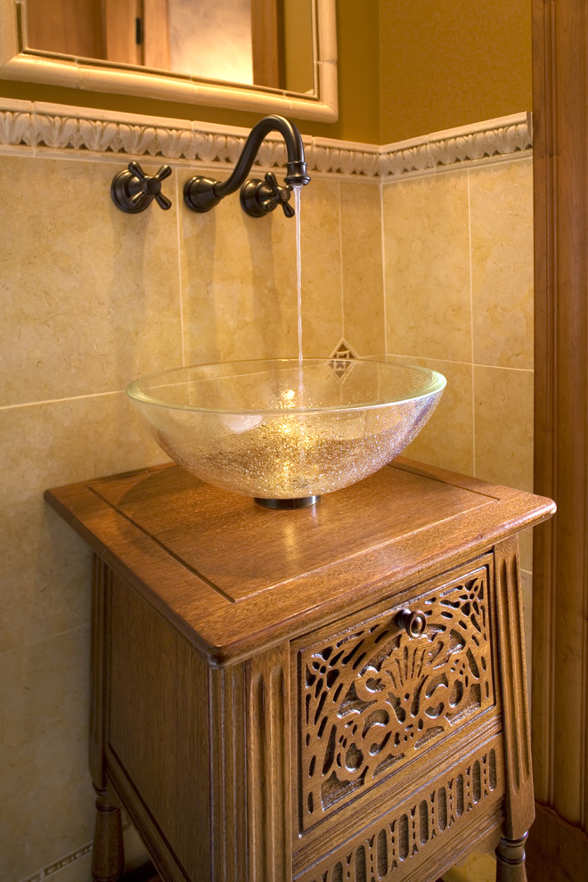 На фото: ванная комната в классическом стиле с настольной раковиной