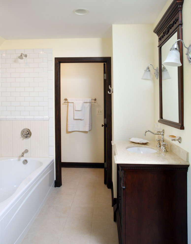 Пример оригинального дизайна: главная ванная комната среднего размера в классическом стиле с врезной раковиной, фасадами с выступающей филенкой, темными деревянными фасадами, мраморной столешницей, ванной в нише, душем над ванной, бежевой плиткой, керамической плиткой, бежевыми стенами и полом из керамической плитки