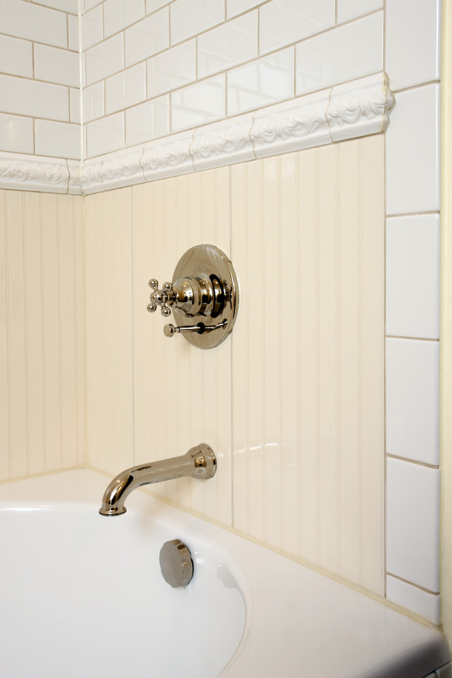 Пример оригинального дизайна: главная ванная комната среднего размера в классическом стиле с ванной в нише, душем над ванной, бежевой плиткой и керамической плиткой