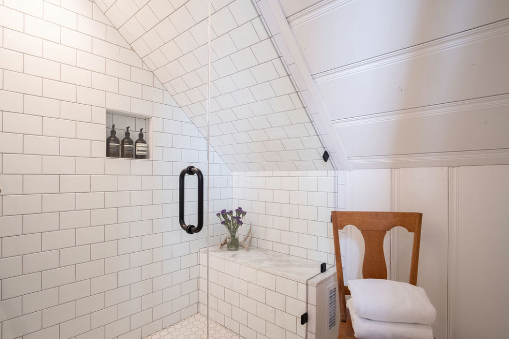 サンフランシスコにある高級な小さなトラディショナルスタイルのおしゃれな浴室 (シェーカースタイル扉のキャビネット、白いキャビネット、アルコーブ型シャワー、一体型トイレ	、白いタイル、サブウェイタイル、白い壁、セラミックタイルの床、オーバーカウンターシンク、珪岩の洗面台、白い床、開き戸のシャワー、白い洗面カウンター、シャワーベンチ、洗面台1つ、造り付け洗面台、板張り天井、パネル壁) の写真