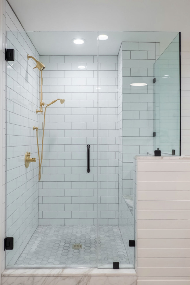 Стильный дизайн: главная ванная комната среднего размера в классическом стиле с фасадами в стиле шейкер, серыми фасадами, ванной на ножках, угловым душем, унитазом-моноблоком, белой плиткой, плиткой кабанчик, белыми стенами, мраморным полом, накладной раковиной, столешницей из кварцита, серым полом, душем с распашными дверями, белой столешницей, сиденьем для душа, тумбой под две раковины, встроенной тумбой, деревянным потолком и панелями на части стены - последний тренд