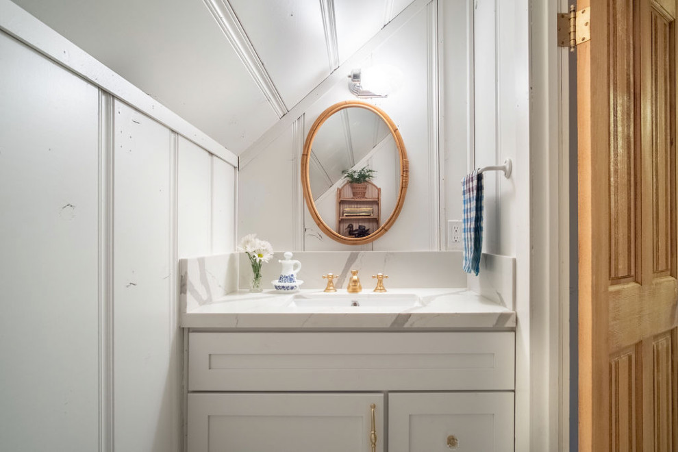 На фото: маленькая ванная комната в классическом стиле с фасадами в стиле шейкер, белыми фасадами, душем в нише, унитазом-моноблоком, белой плиткой, плиткой кабанчик, белыми стенами, полом из керамической плитки, накладной раковиной, столешницей из кварцита, белым полом, душем с распашными дверями, белой столешницей, сиденьем для душа, тумбой под одну раковину, встроенной тумбой, деревянным потолком и панелями на части стены для на участке и в саду