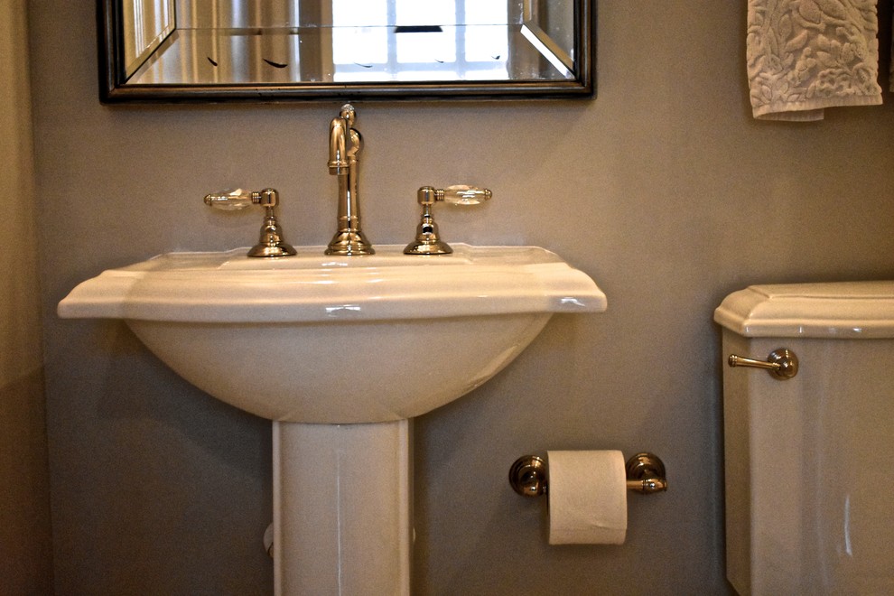 Пример оригинального дизайна: ванная комната среднего размера в классическом стиле с душем в нише, раздельным унитазом, белой плиткой, серыми стенами, мраморным полом, душевой кабиной, раковиной с пьедесталом, серым полом и душем с распашными дверями