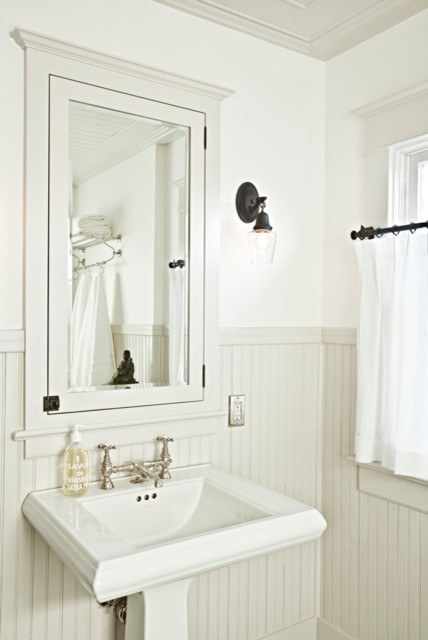 Inspiration pour une salle de bain traditionnelle avec un lavabo de ferme et un mur blanc.