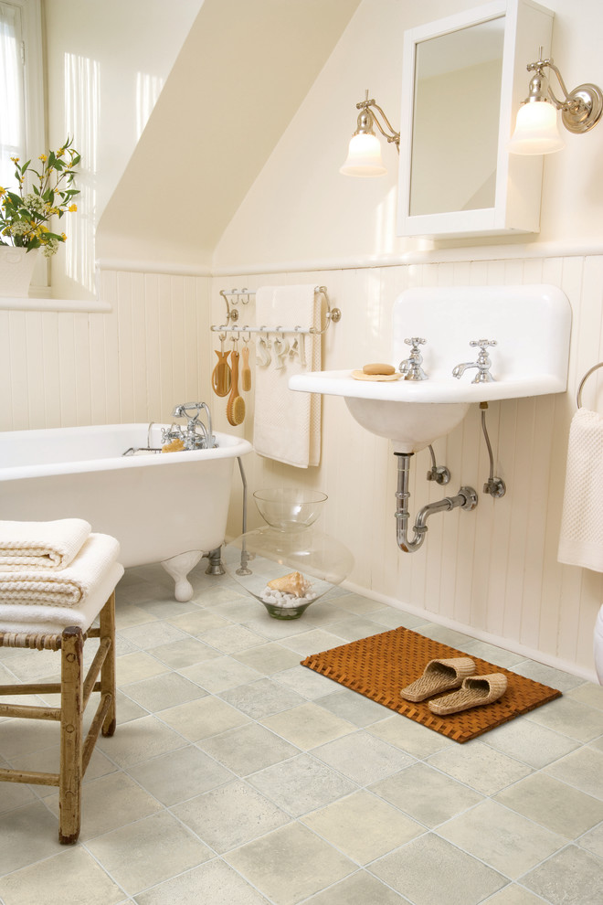 Mittelgroßes Country Badezimmer En Suite mit Löwenfuß-Badewanne, beiger Wandfarbe, Vinylboden und Wandwaschbecken in Miami