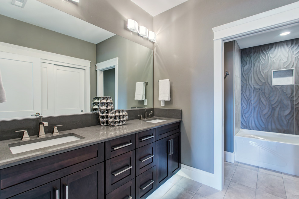 Стильный дизайн: большая главная ванная комната в современном стиле с фасадами в стиле шейкер, черными фасадами, отдельно стоящей ванной, открытым душем, раздельным унитазом, разноцветной плиткой, стеклянной плиткой, серыми стенами, мраморным полом, врезной раковиной, столешницей из искусственного кварца, белым полом и открытым душем - последний тренд