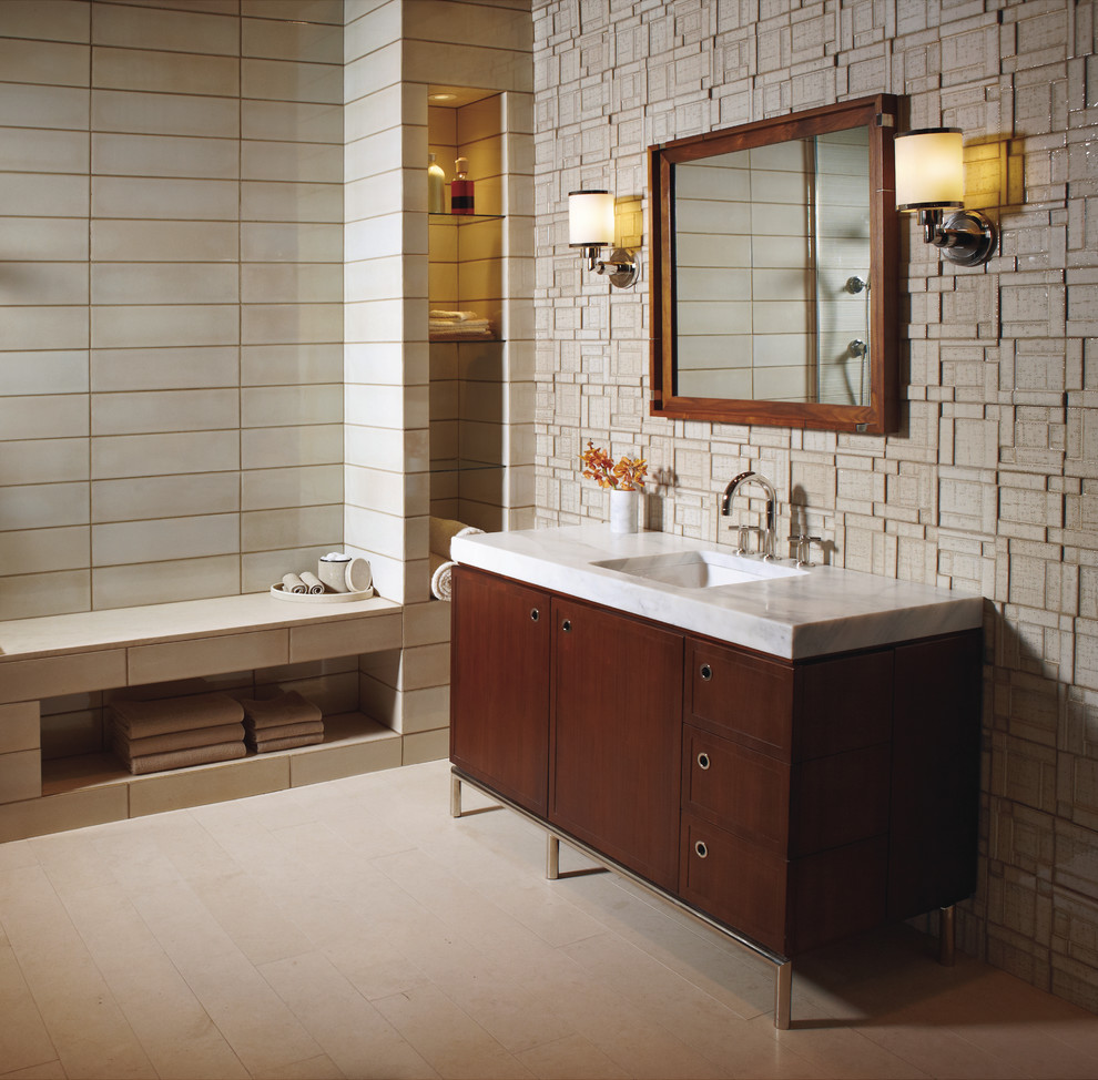 Ispirazione per una stanza da bagno minimal con ante lisce e ante in legno bruno