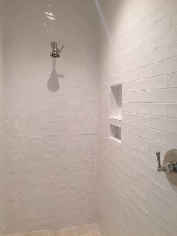 Стильный дизайн: ванная комната в современном стиле с белой плиткой, керамической плиткой, белыми стенами и полом из мозаичной плитки - последний тренд