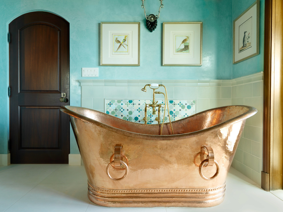 Пример оригинального дизайна: большая главная ванная комната в средиземноморском стиле с фасадами островного типа, синей плиткой, синими стенами и полом из известняка