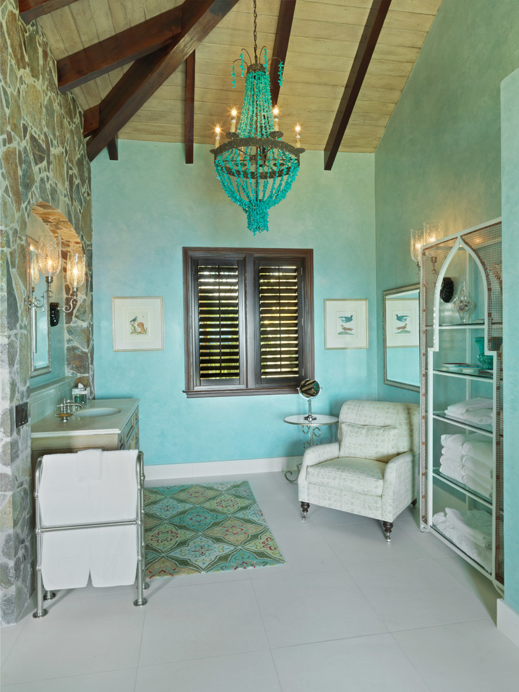 Ispirazione per una grande stanza da bagno padronale stile marinaro con consolle stile comò, pareti blu e pavimento in pietra calcarea