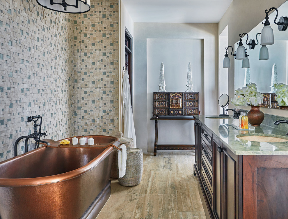 Foto på ett tropiskt en-suite badrum, med skåp i mellenmörkt trä, ett fristående badkar, flerfärgad kakel, grå väggar, ett undermonterad handfat och luckor med infälld panel